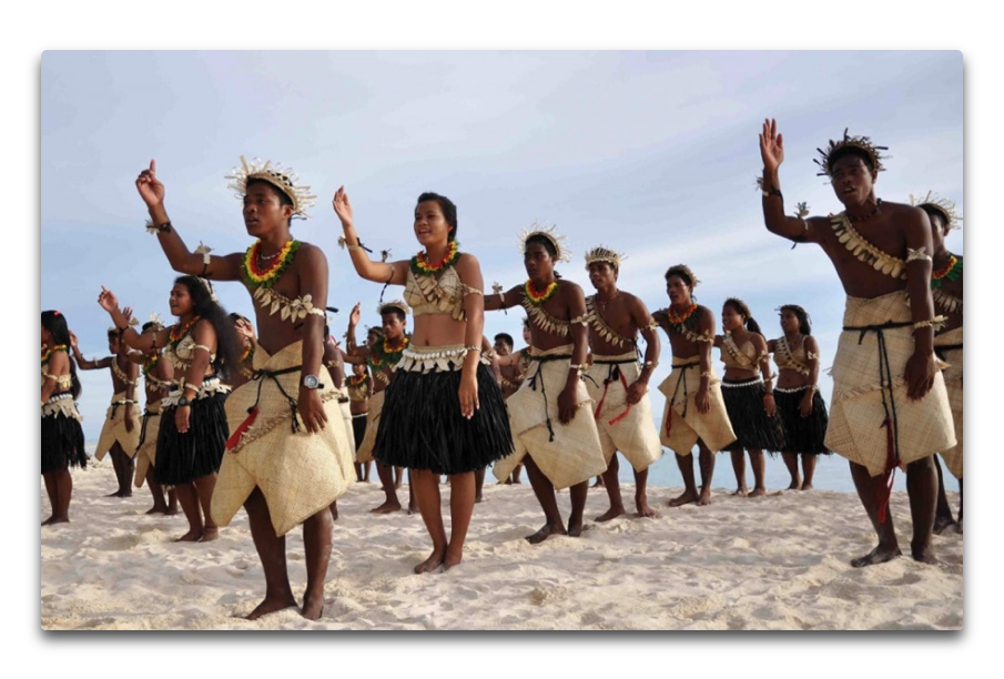 Женщины живущие на острове. Кирибати народ. Кирибати этнос. Кирибати жители. Танцы Кирибати.